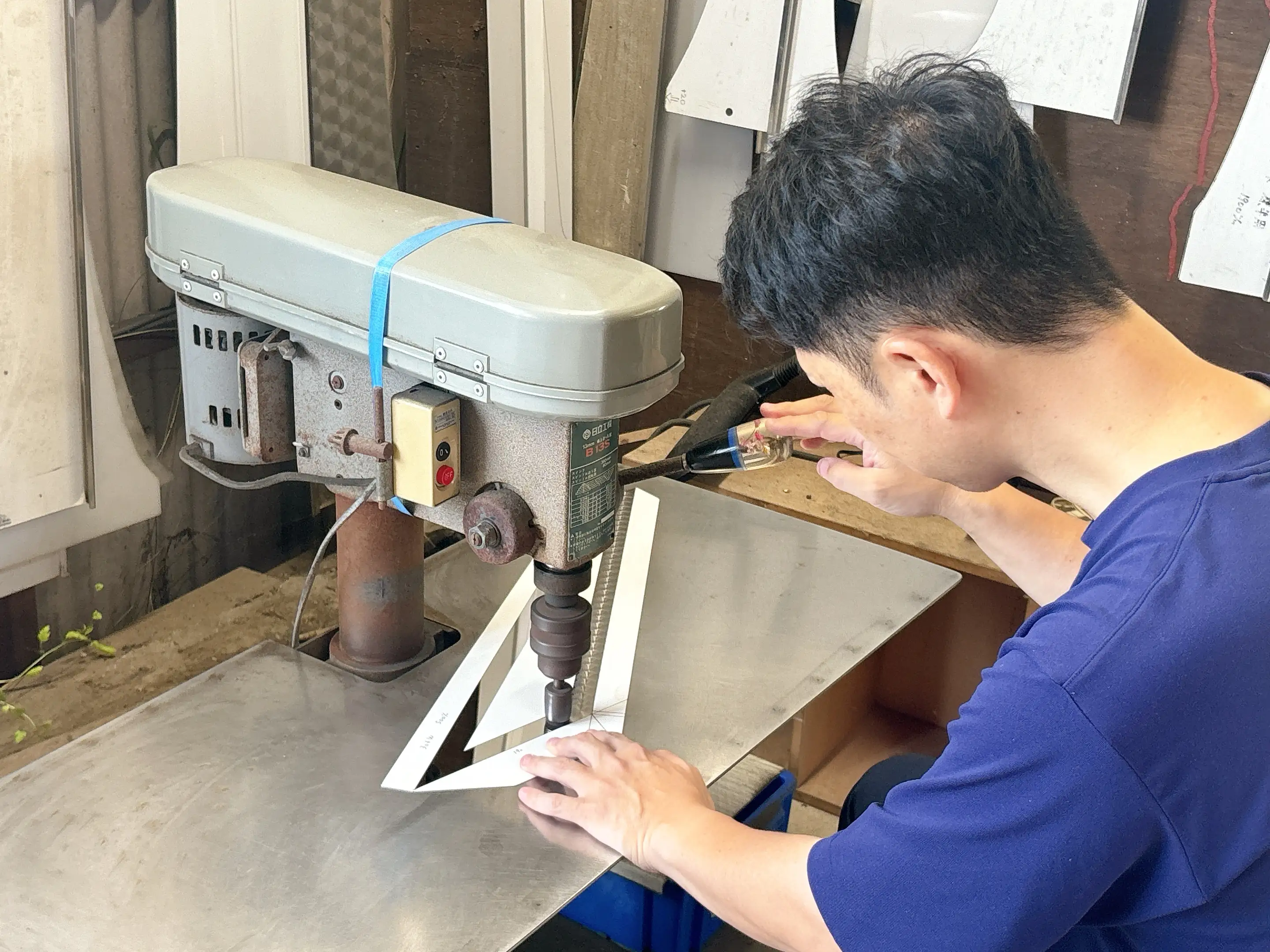 職人による曲げ仕上げ工程 — 一台一台手作業で製造