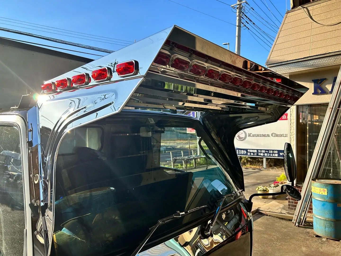 ニューキャンター K-305 フロントバイザー装着例