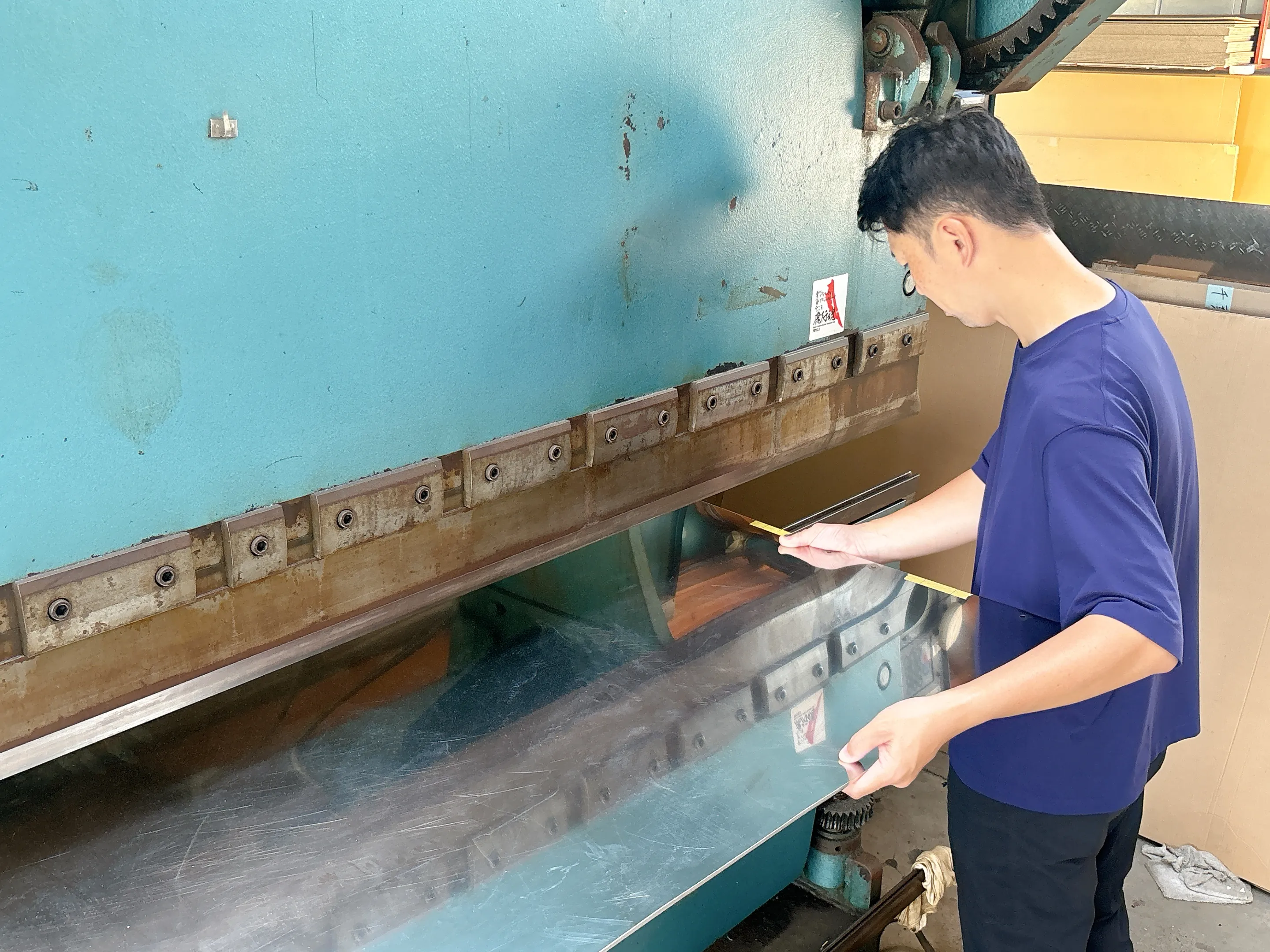 SUS304ステンレス製フロントバイザー — 蛍光灯下での光沢