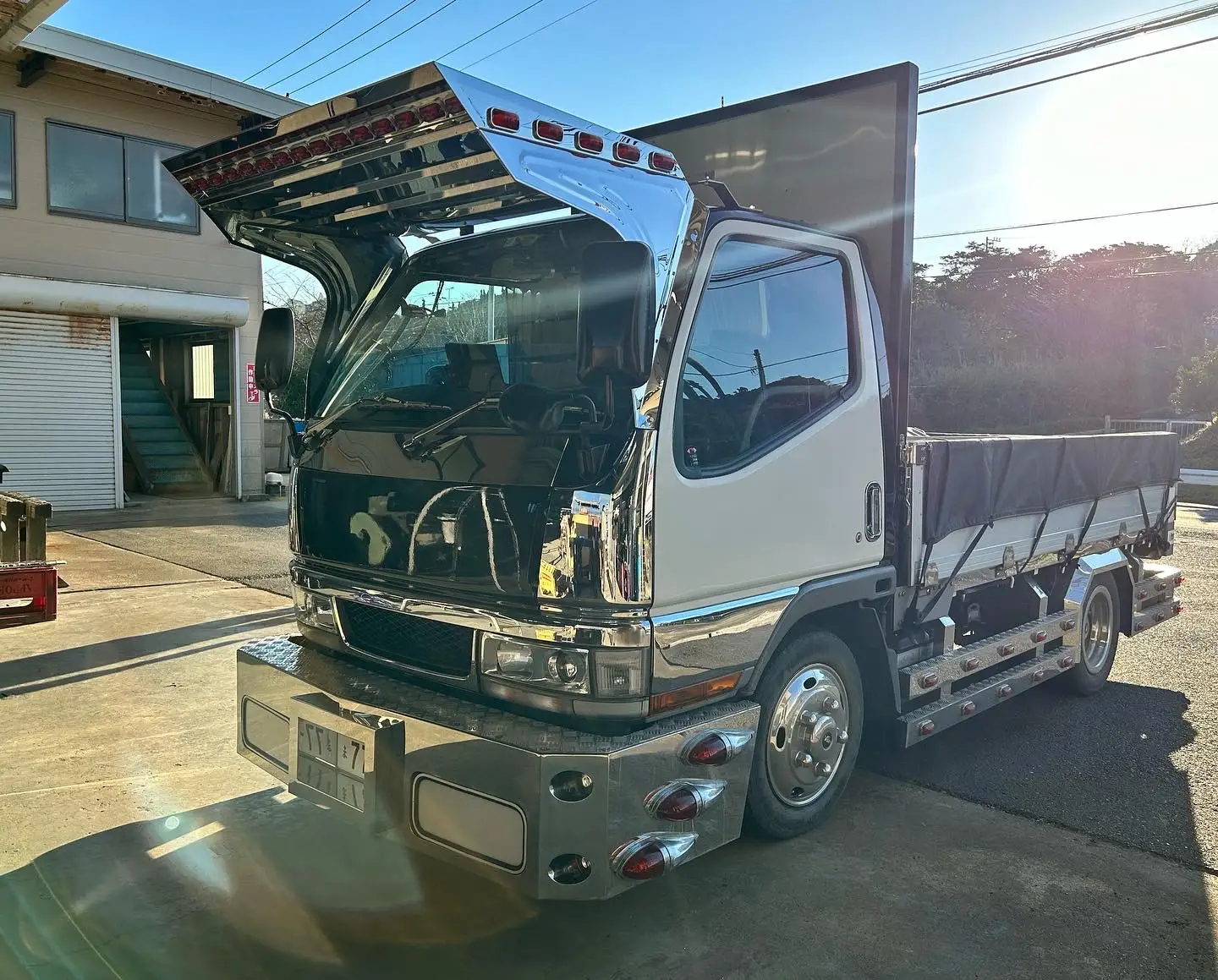 ニューキャンター K-305 フロントバイザー装着例
