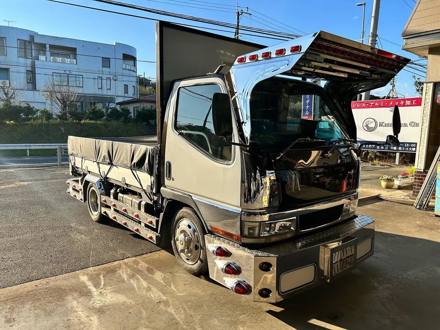 ニューキャンター K-305 フロントバイザー装着例