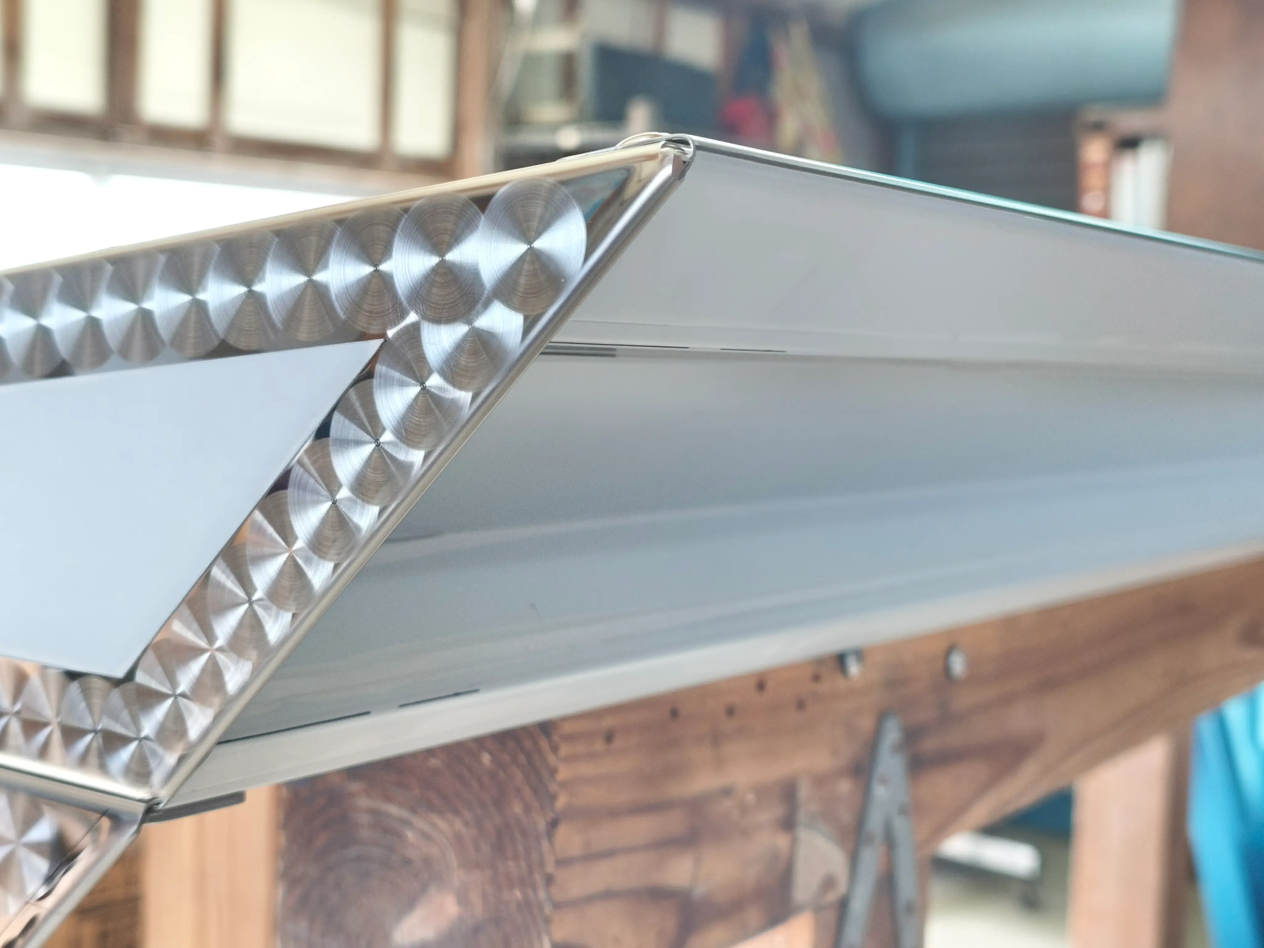 側面から見た鋭角仕上げ — シャープなエッジラインと裏面の構造