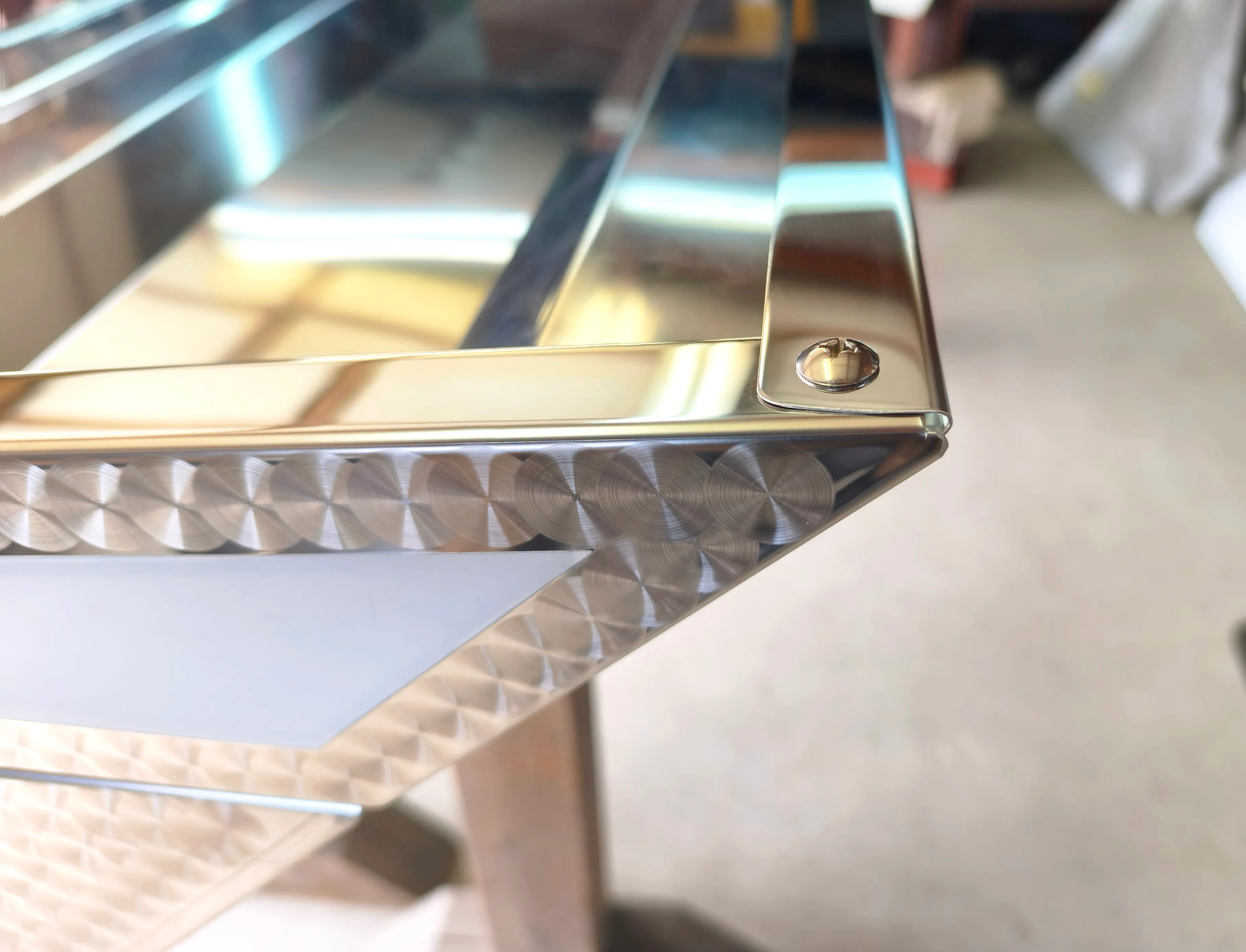 鋭角コーナー上面 — 鏡面仕上げとウロコ模様の接合ディテール