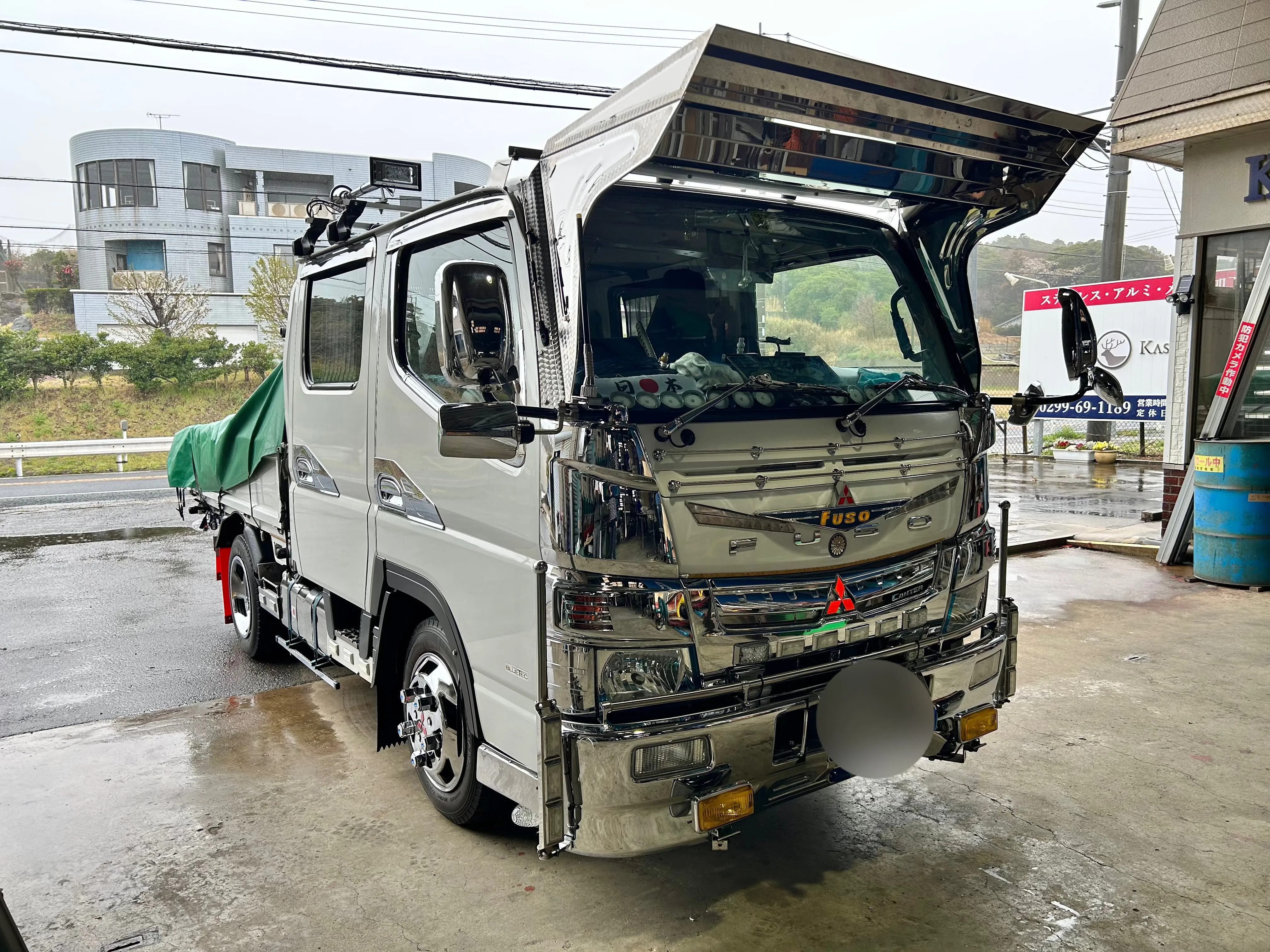 ニューキャンター K-306 フロントバイザー装着例