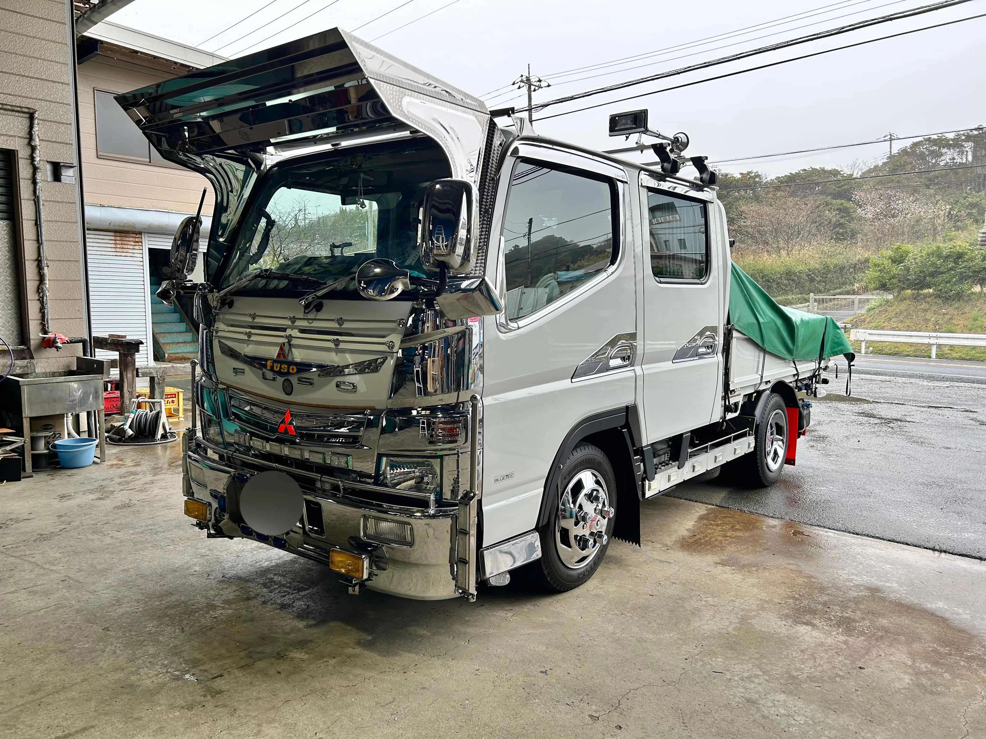 ニューキャンター K-306 フロントバイザー装着例