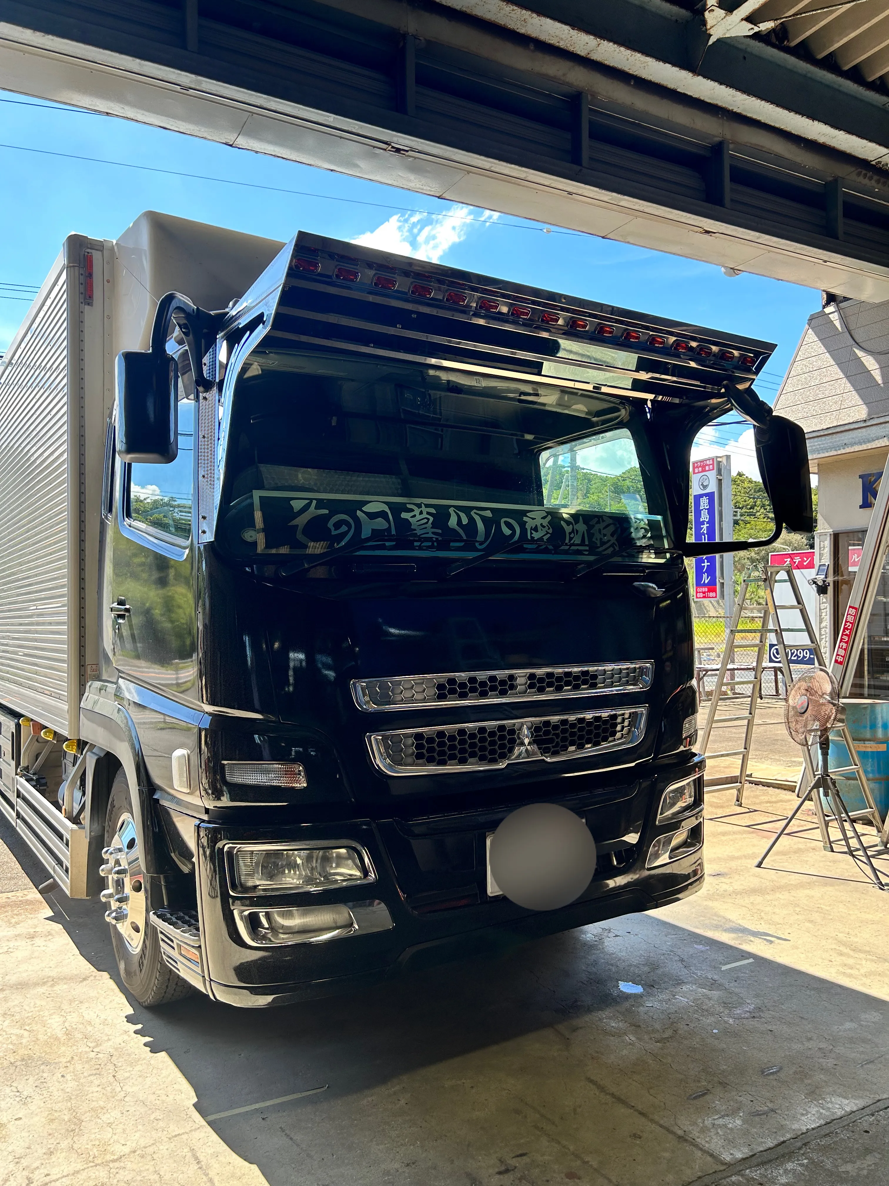 17スーパーグレート K-306 フロントバイザー装着例