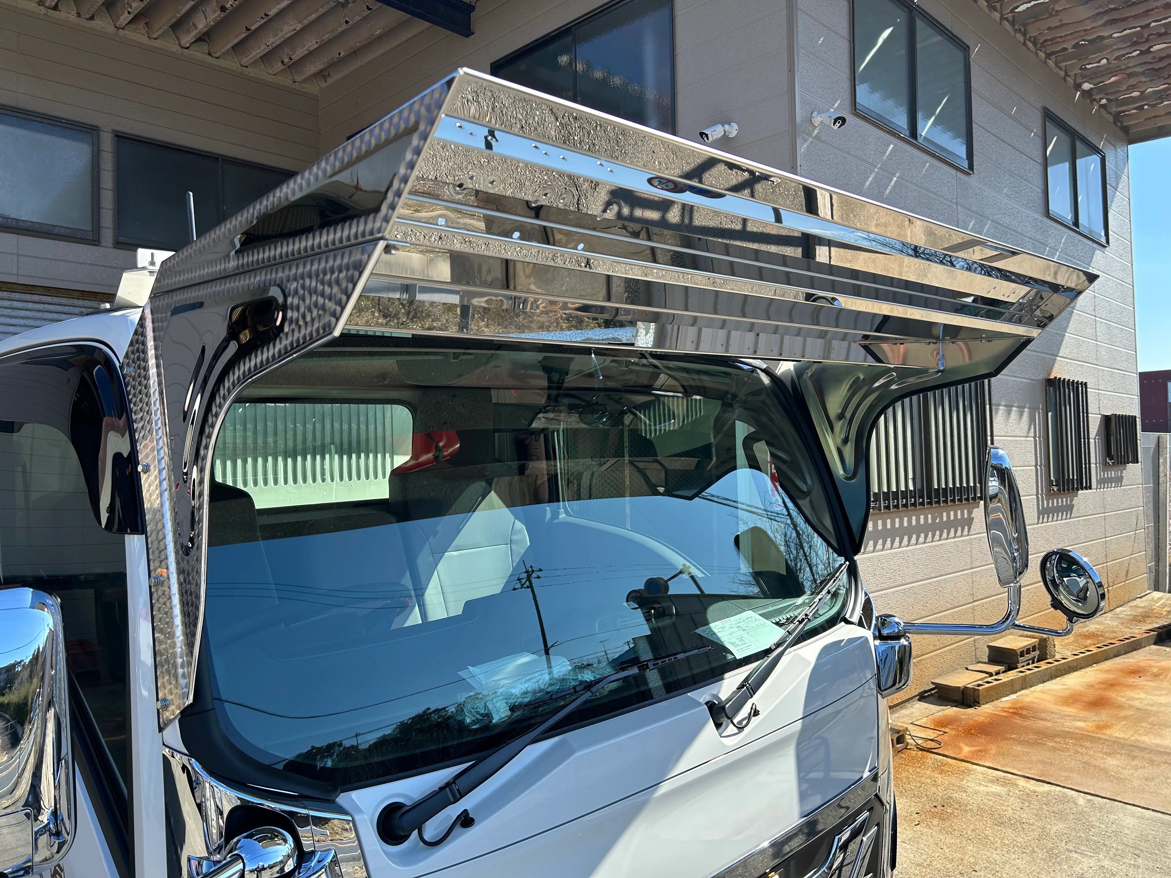 23エルフ K-306 フロントバイザー装着例