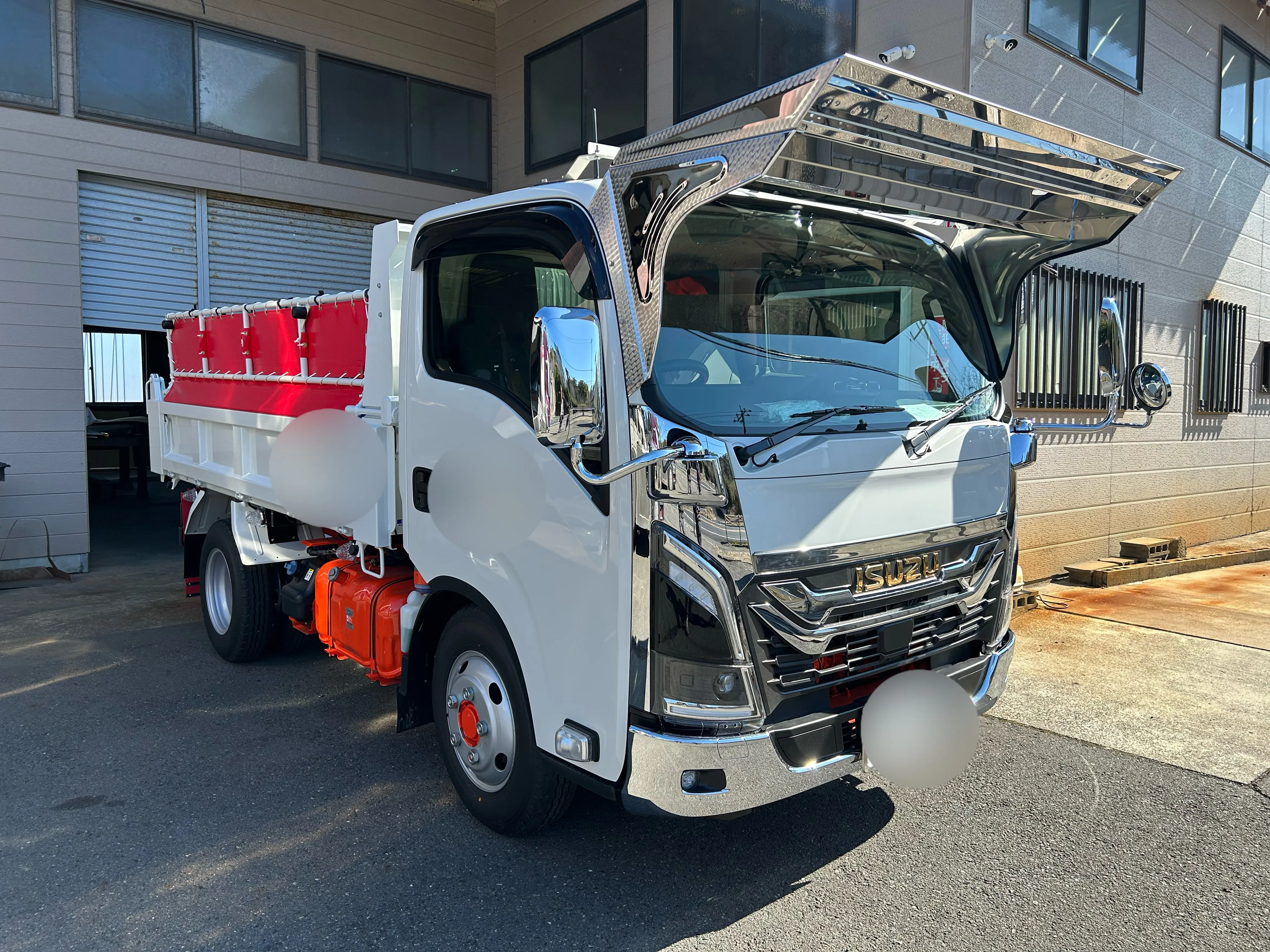 23エルフ K-306 フロントバイザー装着例