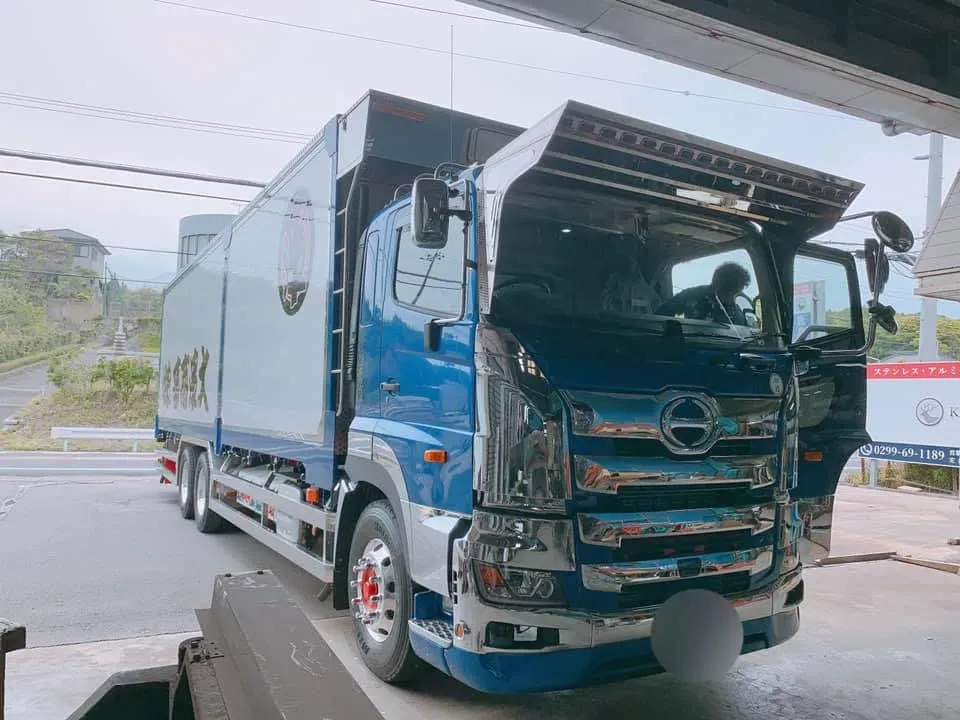 17プロフィア K-306 フロントバイザー装着例