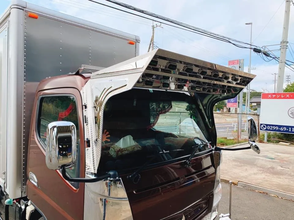 ブルーテックキャンター K-306 フロントバイザー装着例