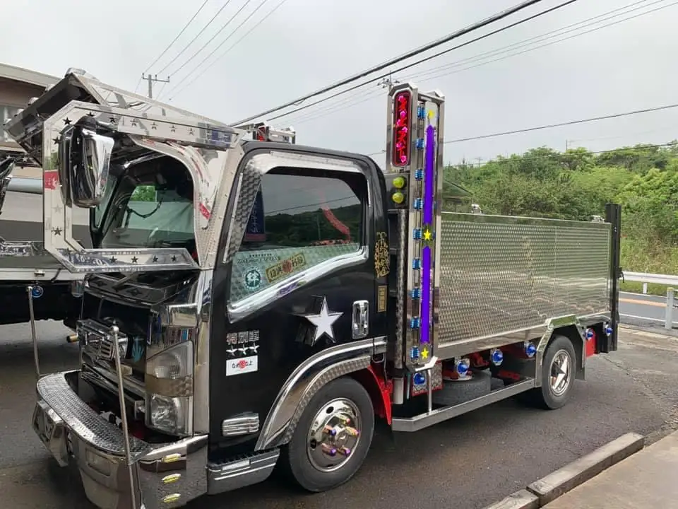 07エルフ K-309 EVO フロントバイザー装着例