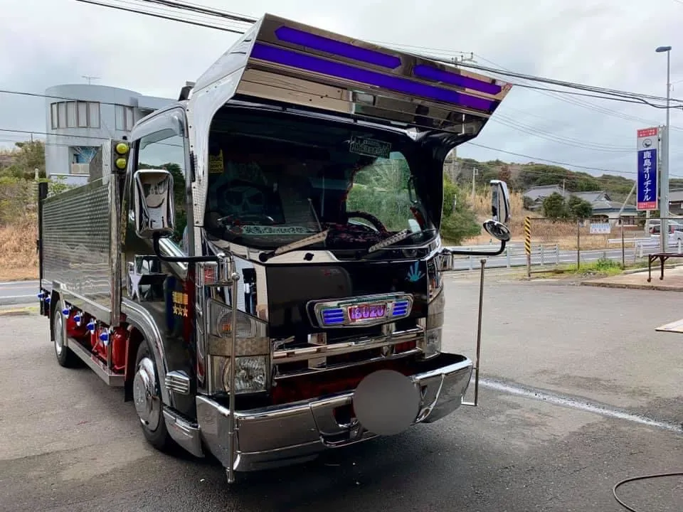 07エルフ K-309 EVO フロントバイザー装着例