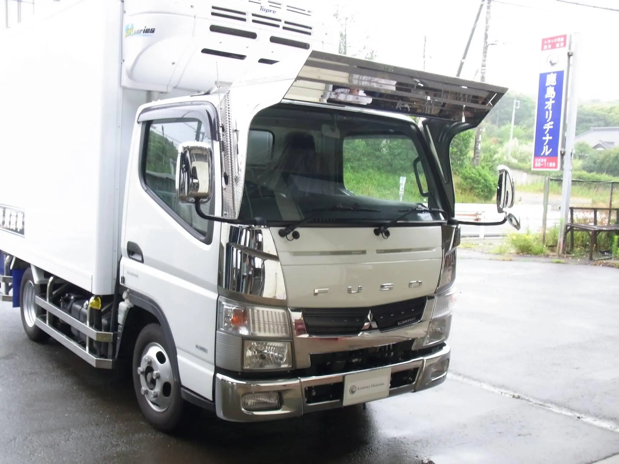ブルーテックキャンター K-306 フロントバイザー装着例