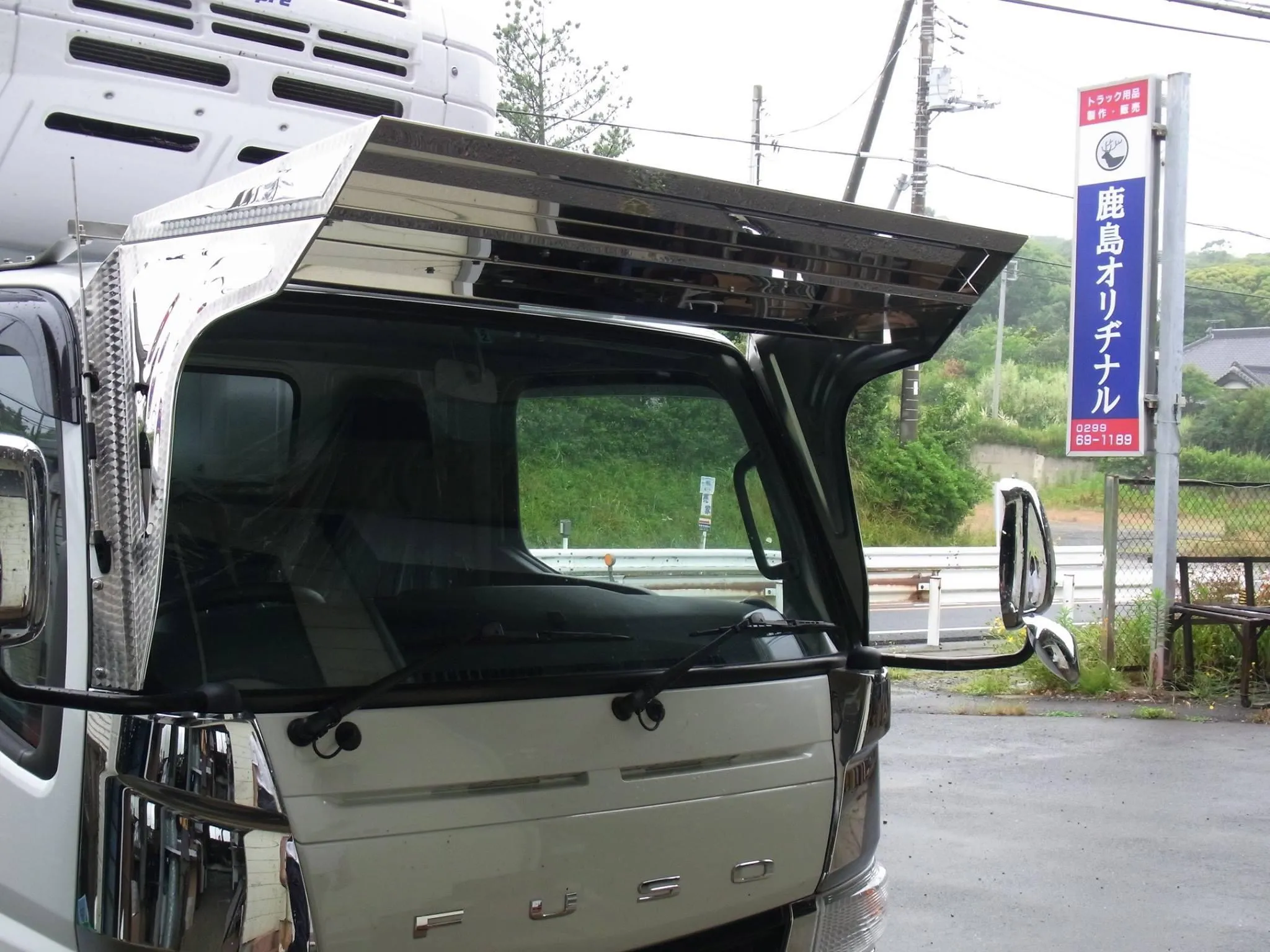 ブルーテックキャンター K-306 フロントバイザー装着例