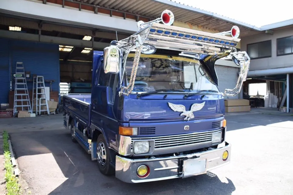 マツダ タイタン K-306 フロントバイザー装着例