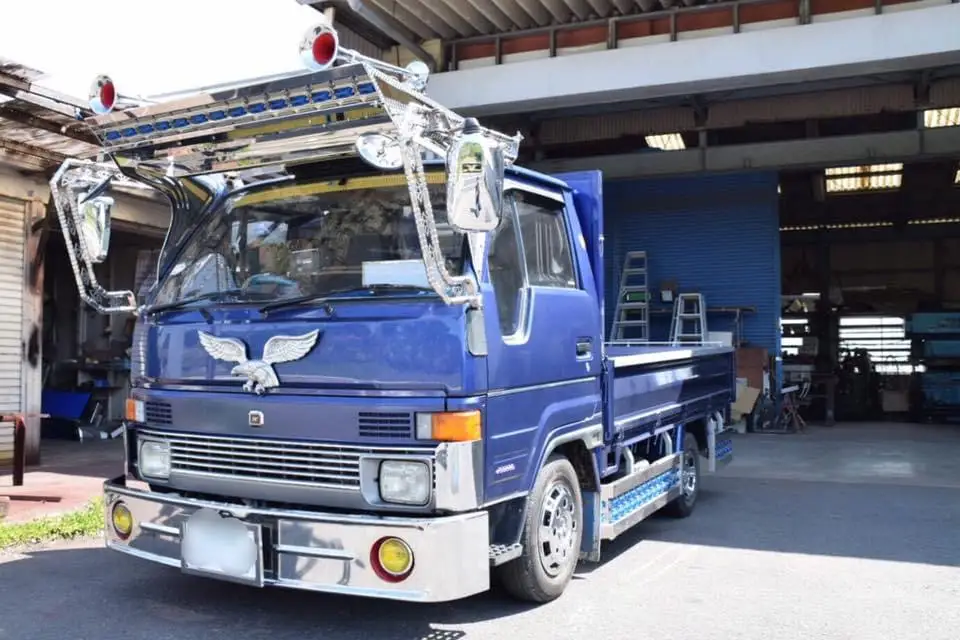 マツダ タイタン K-306 フロントバイザー装着例