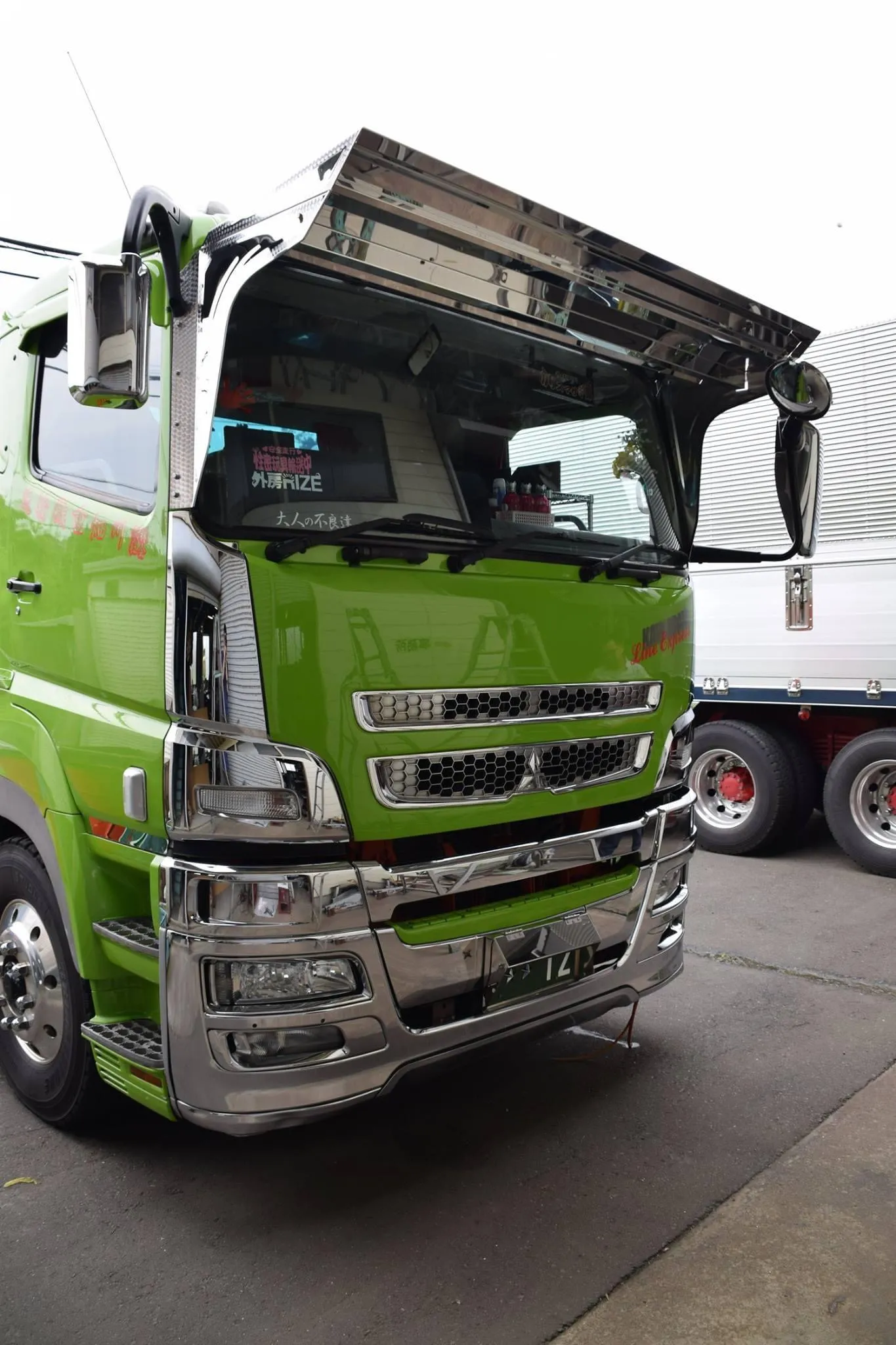 フロントバイザー装着車両 131