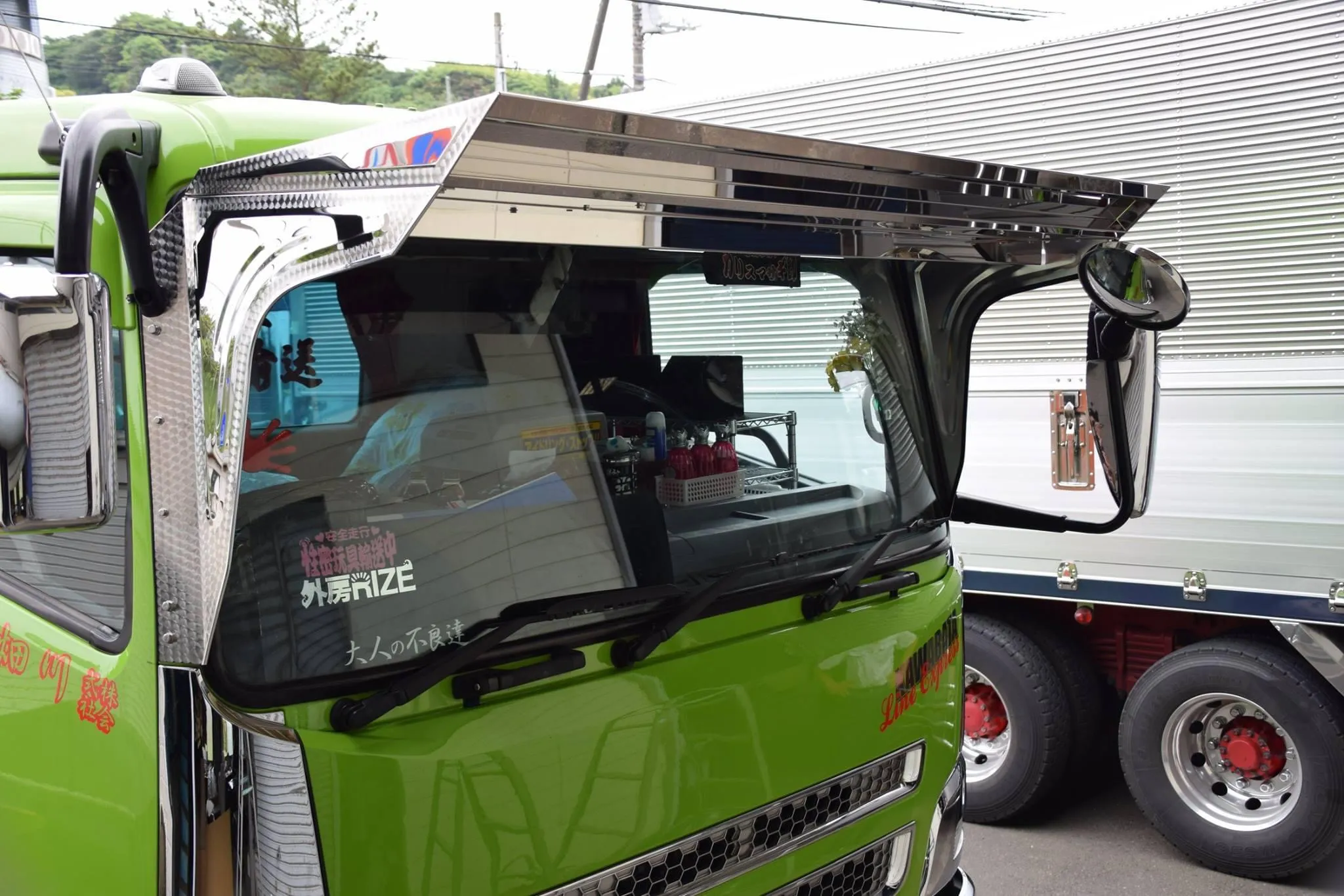 17スーパーグレート K-306 フロントバイザー装着例