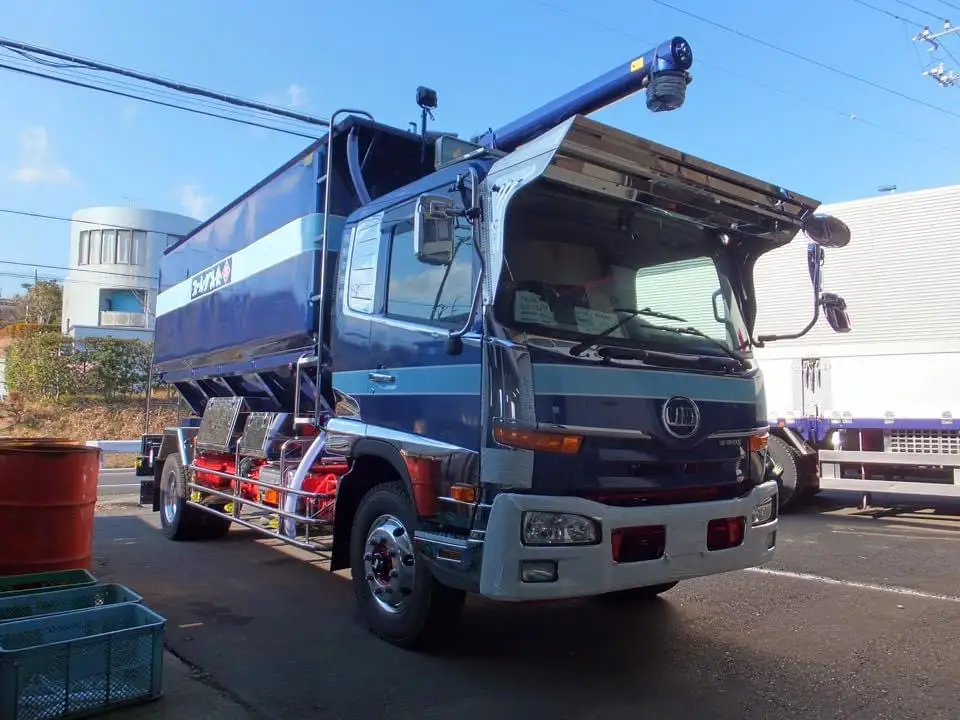 クオン K-306 フロントバイザー装着例