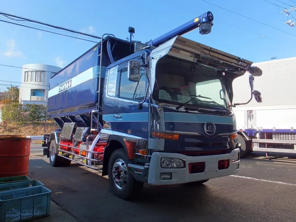 クオン K-306 フロントバイザー装着例