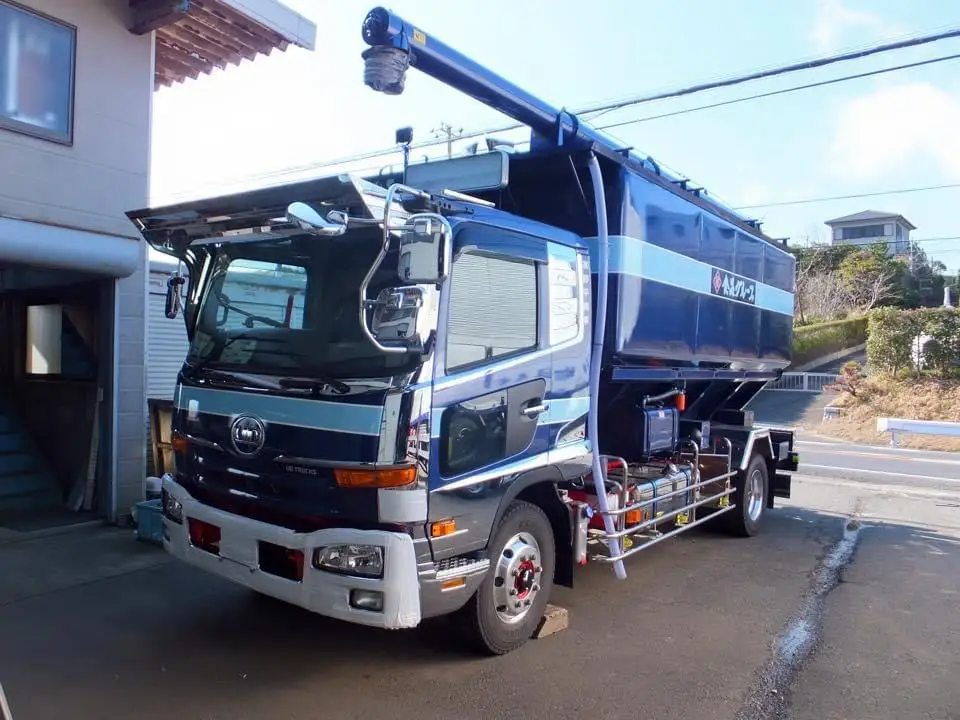 クオン K-306 フロントバイザー装着例